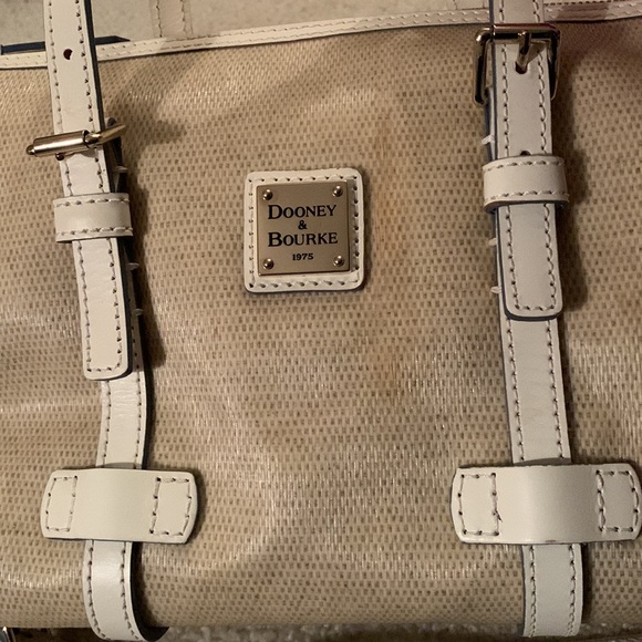 Dooney & Bourke Cream/Tan Panama Barrel Bag With Adjustable Crossbody Strap NWOT - Picture 4 of 17